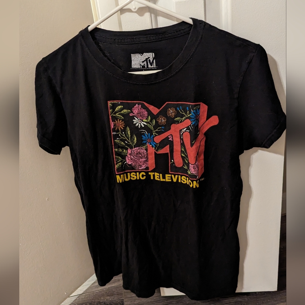 Woman  size large MTV tee super cute flowers pattern y2k great condition